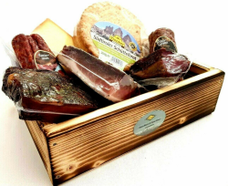 BAVAREGOLA Südtirol Geschenkekiste mit 7 Südtiroler Spezialitäten - Präsentkorb gefüllt mit Speck, Käse, Salami - Genuss Geschenk für Männer & Frauen Angebot bei HelloDeals