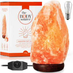 The Body Source Himalaya Salzlampe (3-5 kg) mit Dimmerschalterlicht aus der Salt Range Pakistan auf einem Holzständer - Nachtlicht inkl.10W Glühbirnen und Geschenkbox Angebot bei HelloDeals