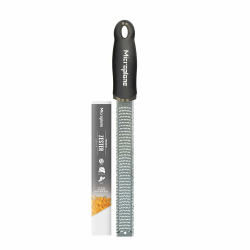 Microplane Zester Küchenreibe in Schwarz für Zitrusfrüchte, Hartkäse, Ingwer, Schokolade & Muskatnuss mit feiner Edelstahlklinge - Made in USA ca. 325 x 35 x 30 mm Schwarz Angebot bei HelloDeals
