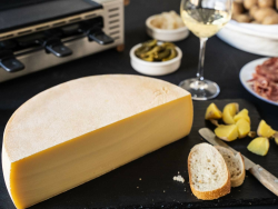 RACLETTE KÄSE : Schweizer Raclettekäse 'RACLETTE SWISS' als 1/2 (halber) Käse Laib 2,3 kg - VAKUUMVERPACKT - Laktosefrei - Vegetarisches Lab - Aus bester Sommermilch 2.4 kg (1er Pack) Angebot bei HelloDeals