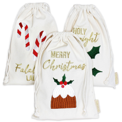 Papierdrachen 3 Geschenksäckchen zu Weihnachten - wunderschön bestickt und ideal zum nachhaltigen Verpacken von Weihnachtsgeschenken - Cremefarben bunt bestickt - 20x30 cm - Set 7 Angebot bei HelloDeals