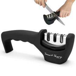 Messerschärfer - Smart Sharp von Lantana. Die erste Wahl zum Schärfen von Küchenmessern. Moderne, manuelle Funktionsweise mit 3 Stufen für professionelle Ergebnisse - Keramikstein, Wolframcarbid-Teller, Diamant-Schleifstein. Ergonomisch geformt mit edlem Angebot bei HelloDeals