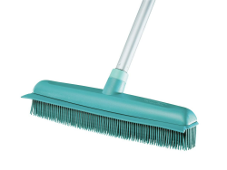 Leifheit Suprabesen mit hygienischen Borsten aus Naturkautschuk, Gummibesen für drinnen und draußen, Besen für Parkett, Steinböden sowie Teppich, Schrubber mit Wasserabziehkante Besen mit Stiel Angebot bei HelloDeals