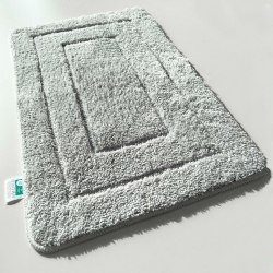 KARAT Badteppich Atlantis - extra flauschig & schnelltrocknend - Badezimmerteppich mit rutschsicherer Rückseite - Badematte Duschvorleger (70 x 120 cm, Silbergrau) Angebot bei HelloDeals