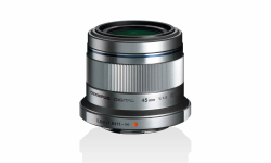 Olympus M.Zuiko Digital 45mm F1.8 Objektiv, lichtstarke Festbrennweite, geeignet für alle MFT-Kameras (Olympus OM-D & PEN Modelle, Panasonic G-Serie), silber Angebot bei HelloDeals