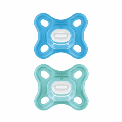 MAM Comfort Schnuller im 2er-Set, besonders kleiner und leichter Baby Schnuller für Früh- & Neugeborene aus 100% Silikon, mit weichem MAM SkinSoft Saugteil & Schnullerbox, 0-3 Monate, blau Angebot bei HelloDeals