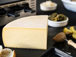 RACLETTE KÄSE: Schweizer Raclettekäse 'RACLETTE SWISS' als 1/4 (viertel) Käse Laib 1,1 kg - VAKUUMVERPACKT - Laktosefrei - Vegetarisches Lab - Aus bester Sommermilch Angebot bei HelloDeals