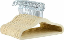 Amazon Basics Kinder-Kleiderbügel aus Samt, rutschfeste Kleiderbügel für Babys und Kleinkinder, 29 cm, 50er-Pack, Beige Angebot bei HelloDeals