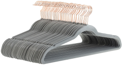 👔 Amazon Basics Kleiderbügel für Anzüge, Samt, schmal, rutschfest, 50 Stück, Grau/Gold - Angebot Angebot bei HelloDeals