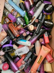 Geschenk Freundin Kosmetik-Box Markenkosmetik 🎁 - Hauptpflege & Skin-Care Make-up 💄 (Restposten Neuware Essentials) Angebot bei HelloDeals