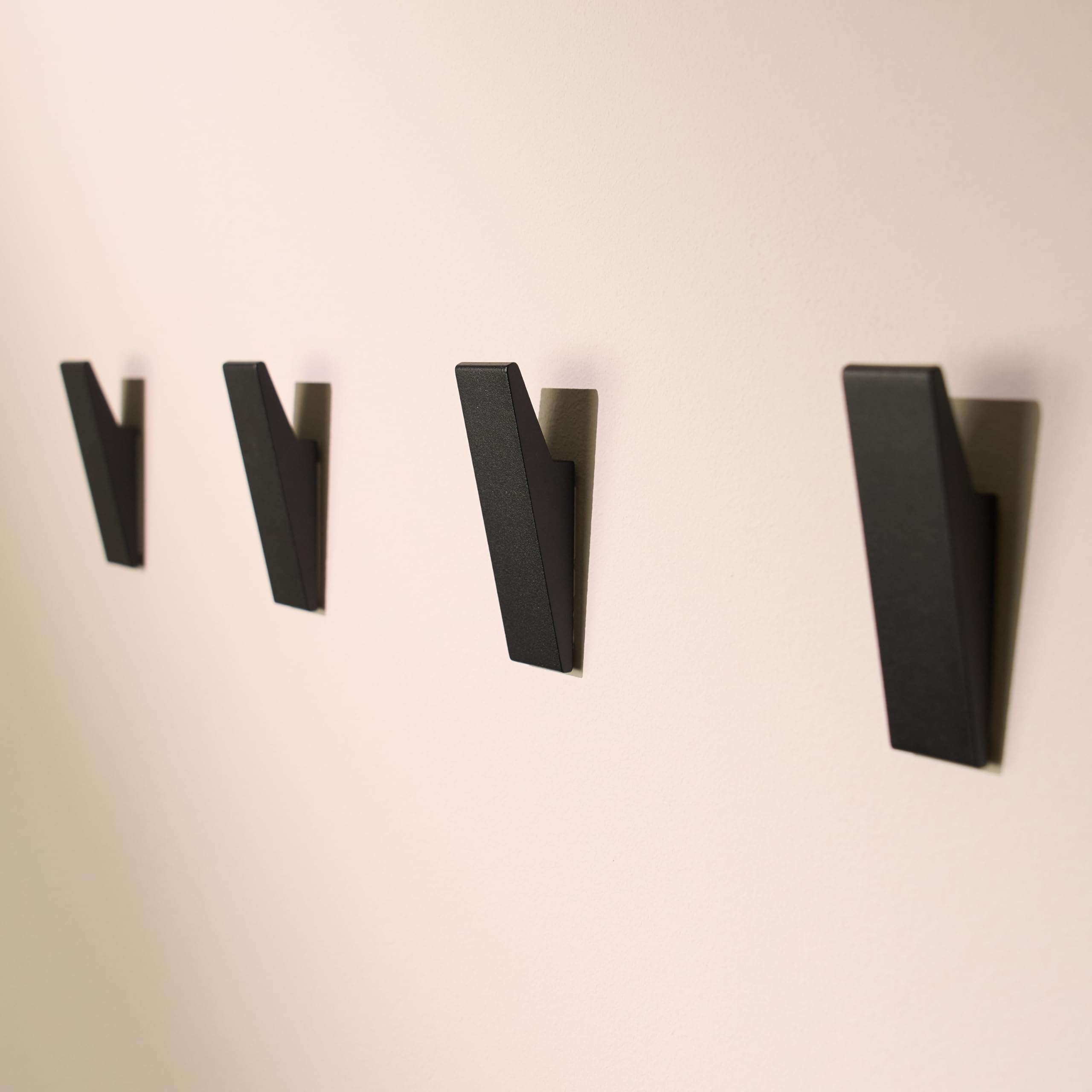 Designfabrik Hamburg Klebehaken Extra Stark | Haken Selbstklebend | Wandhaken | Handtuchhalter Ohne Bohren | Haken für Küche und Bad | 4 Stück | Handtuchhalter Schwarz | Modernes Design 🛠️ Angebot bei HelloDeals