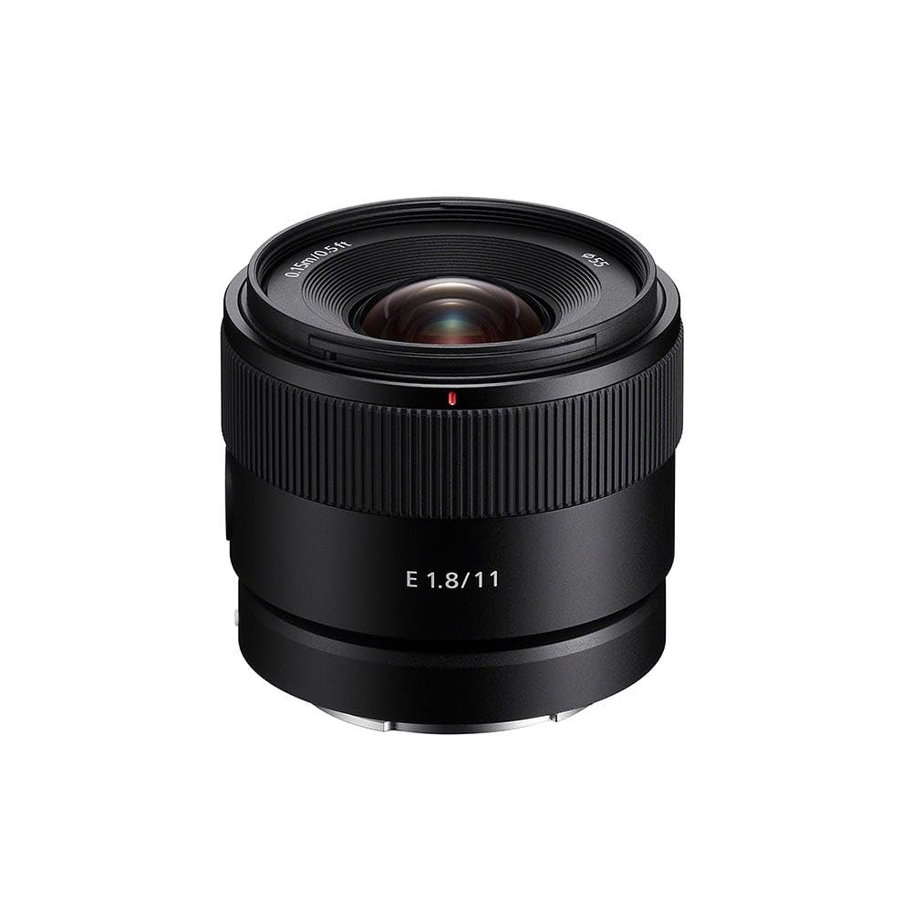 Sony SEL11F18 – 11mm F1.8 APS-C Weitwinkel-Festbrennweiten-Objektiv (E-Mount, kompakt & lichtstark, ideal für Vlogging, Landschaft & Architektur, kompatibel mit A7-Serie, ZV-E10 & A6000-Serie) Angebot bei HelloDeals