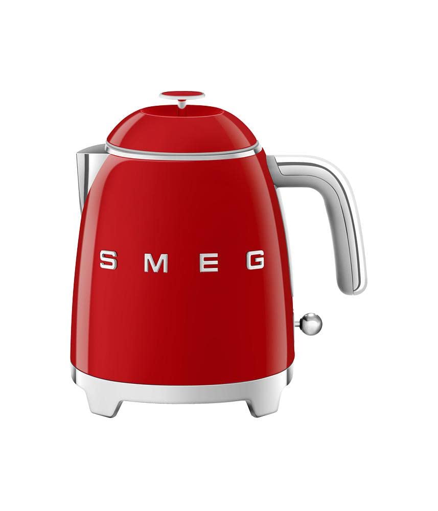 Smeg, Kleiner elektrischer Wasserkocher KLF05RDEU 0,8 L, Edelstahlfilter, Sicherheitsabschaltung, Wasserstandsanzeige, rutschfester Boden und integrierte Kabelaufwicklung, Leistung 1400W, Rot 0.8 Liter Rot Angebot bei HelloDeals