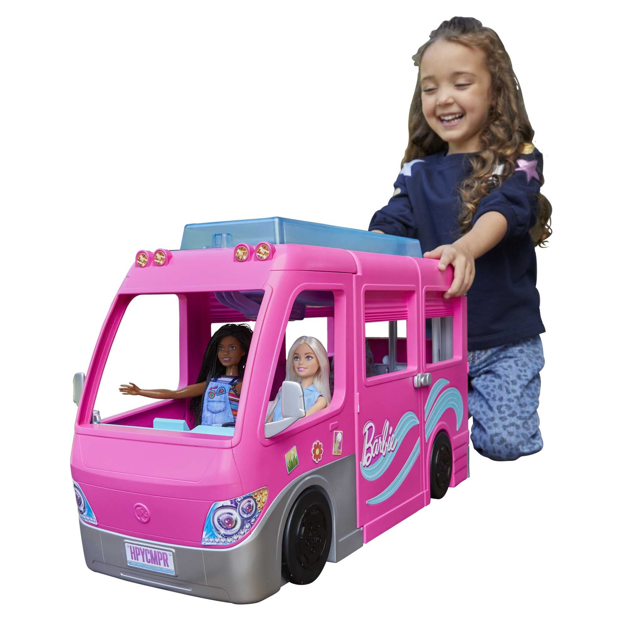 Barbie Super Abenteuer-Camper Fahrzeug, mit 7 Spielbereichen, inkl. Pool und Rutsche, 60 Camping-Zubehörteilen, Puppe, Geschenk, ab 3 Jahren geeignet, HCD46 Single Angebot bei HelloDeals