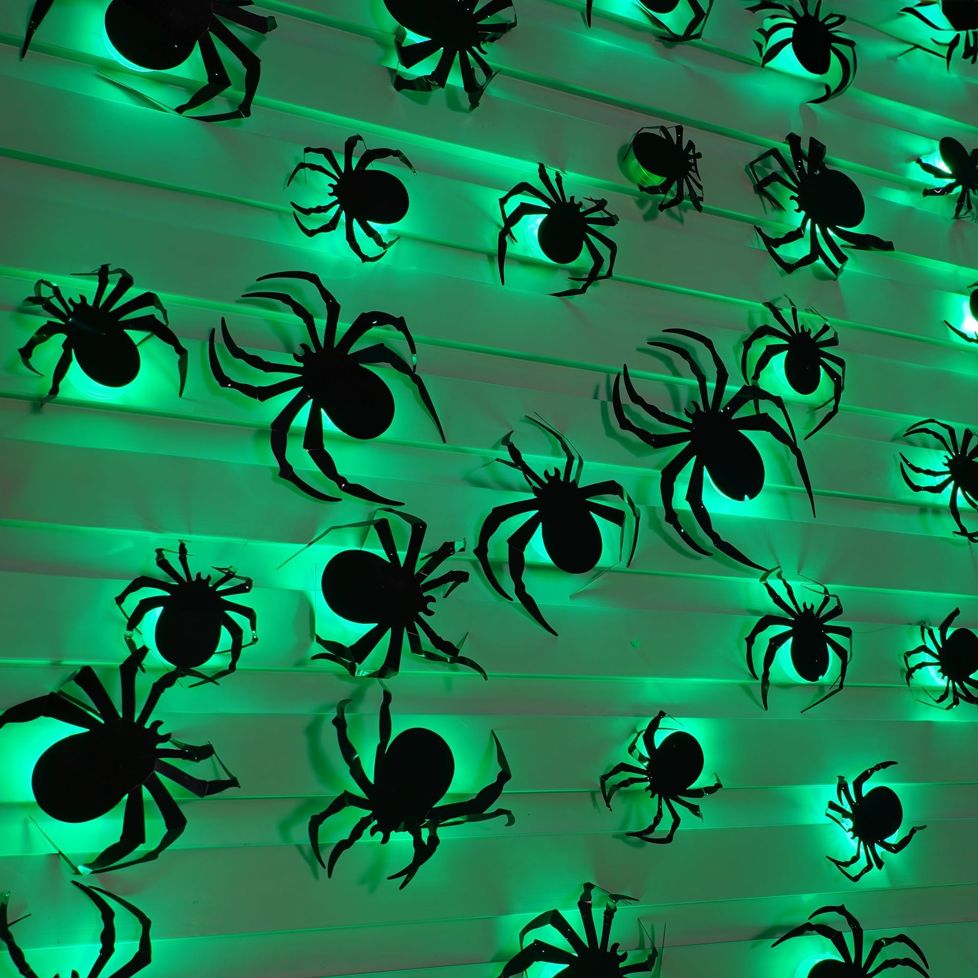 24 Stück Halloween Deko, Halloween Spinnen LED Deko, Kunststoff Spinnen Deko, Fensterdeko Outdoor,Indoor,Garten,Party Dekorations, Sticker (Spinne) Angebot bei HelloDeals