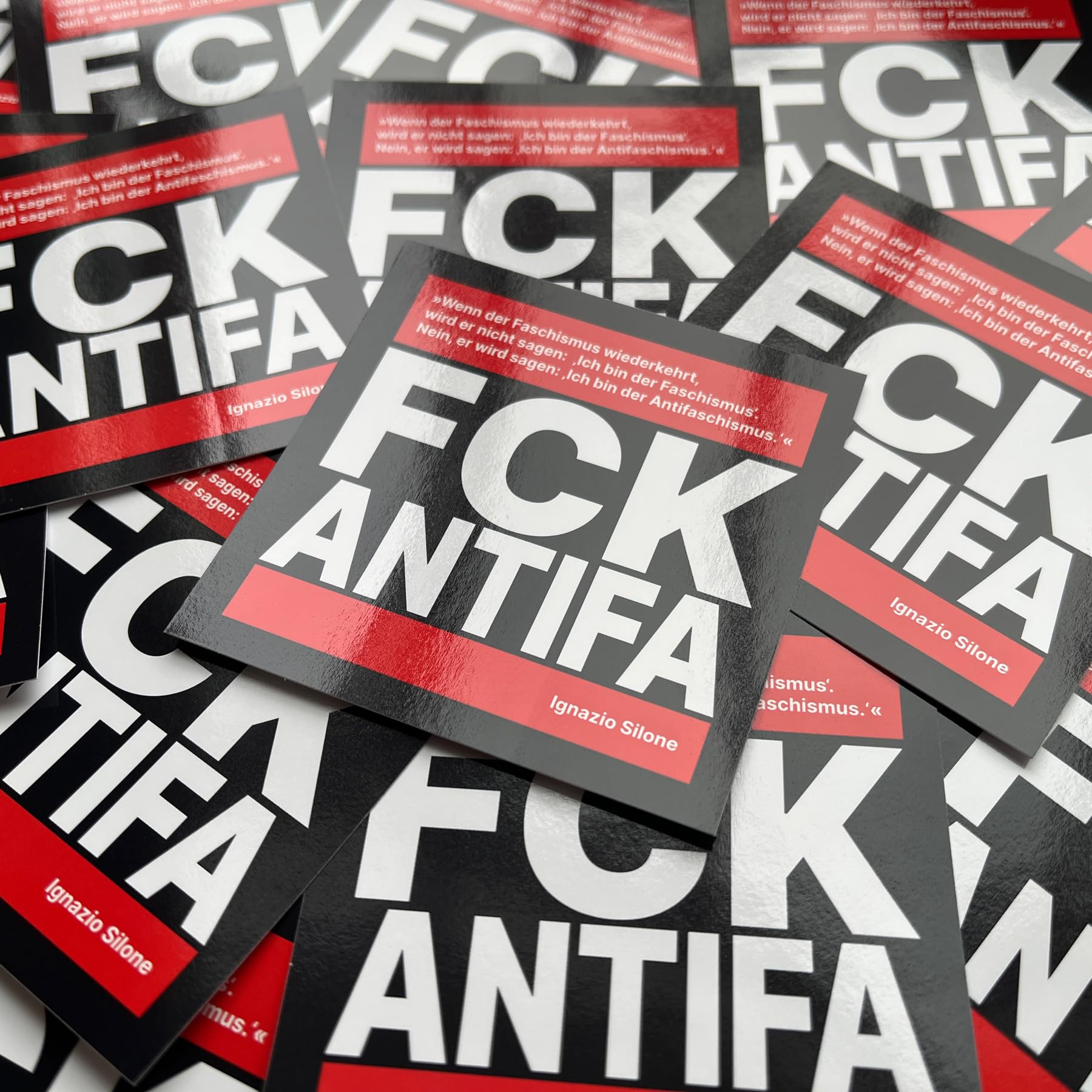 FCK Antifa Aufkleber, 100 Stück, Schwarz, Quadratisch, Typografie, Hochglanz-UV-Lack, Outdoor, Wiederverwendbar, Aufkleber, Sticker Angebot bei HelloDeals