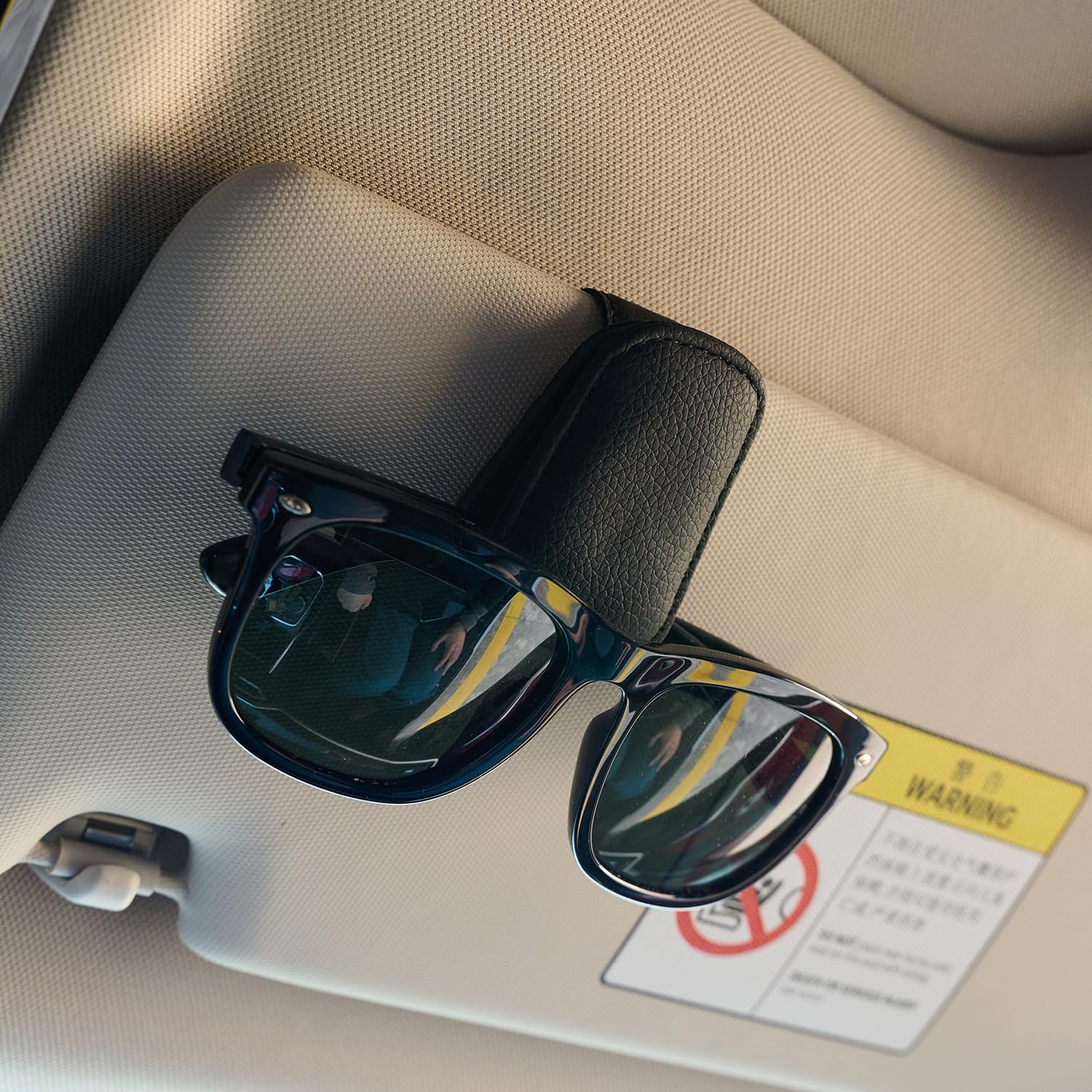 Sonnenbrillenhalter aus Leder für Autovisier - stilvolles Unisex-Geschenk für Männer - langlebiger Brillenclip mit kompaktem Design (schwarz) Angebot bei HelloDeals