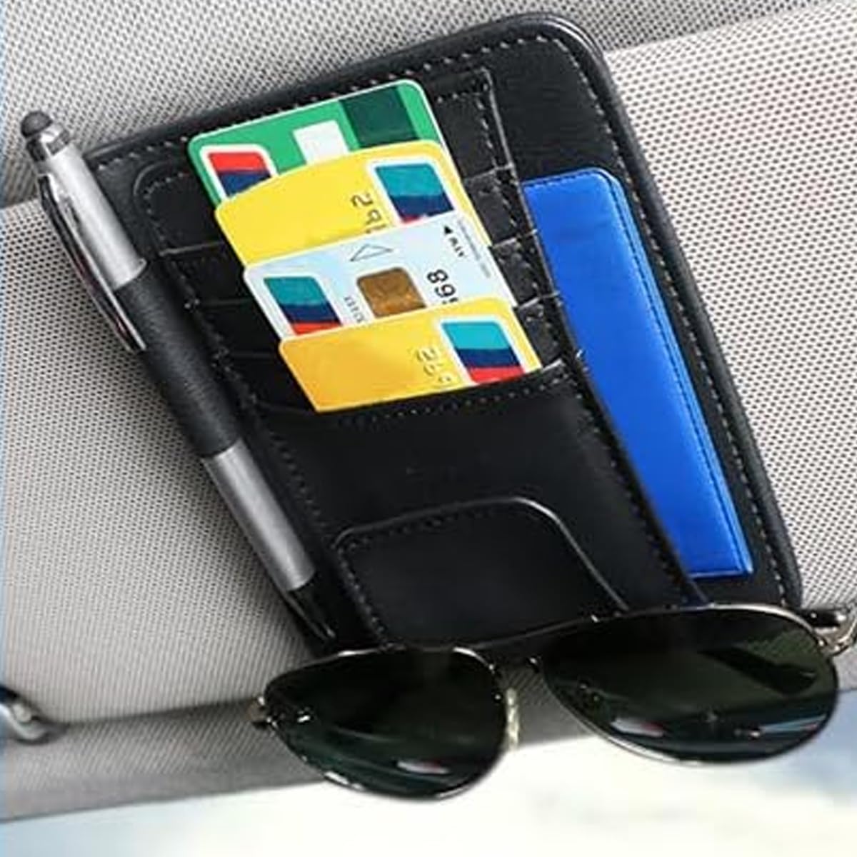 Auto Sonnenblende Kartenhalter, 15.5 × 12.5 cm Leder Sonnenblende Organizer Clip, enthältn 4 Kartenfächer, 1 Stiftschlaufe, 1 Seitentasche und 1 Brillenclip, für die Meisten Autos (Schwarz) Angebot bei HelloDeals