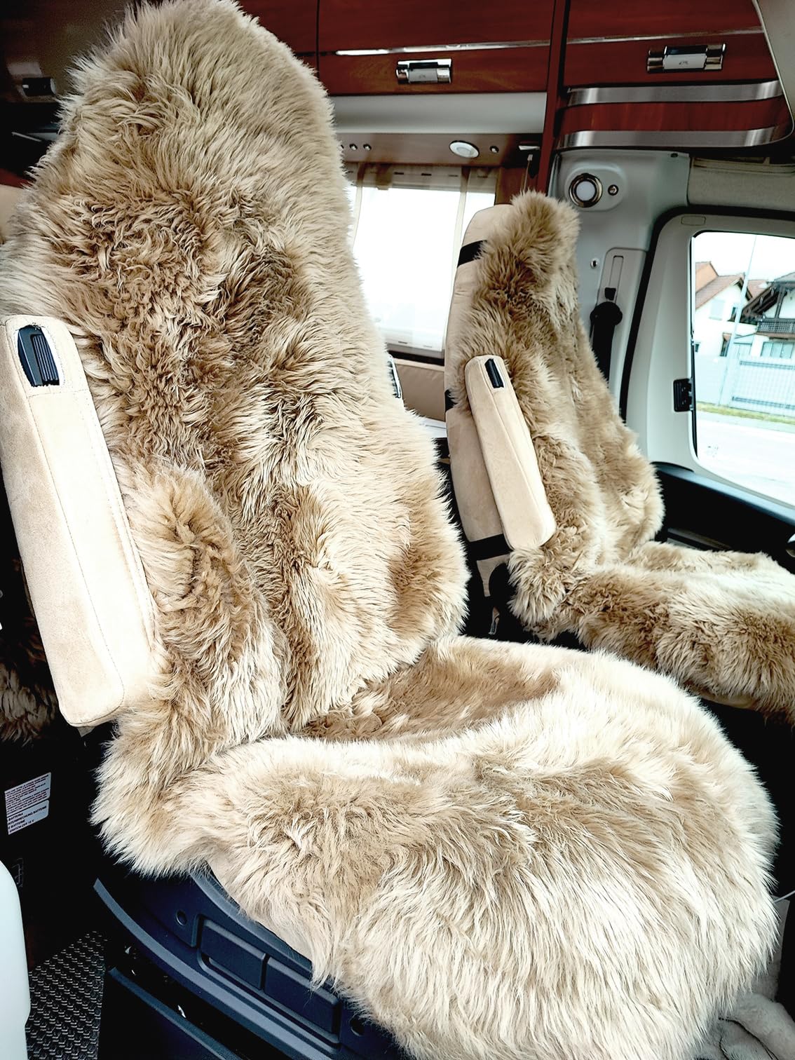 Autositzauflage für Wohnmobile Camper Hochlehner Autositzbezug Autofell Lammfell Naturform universell - 135 cm - für Stoffsitze (Cappuccino) Angebot bei HelloDeals