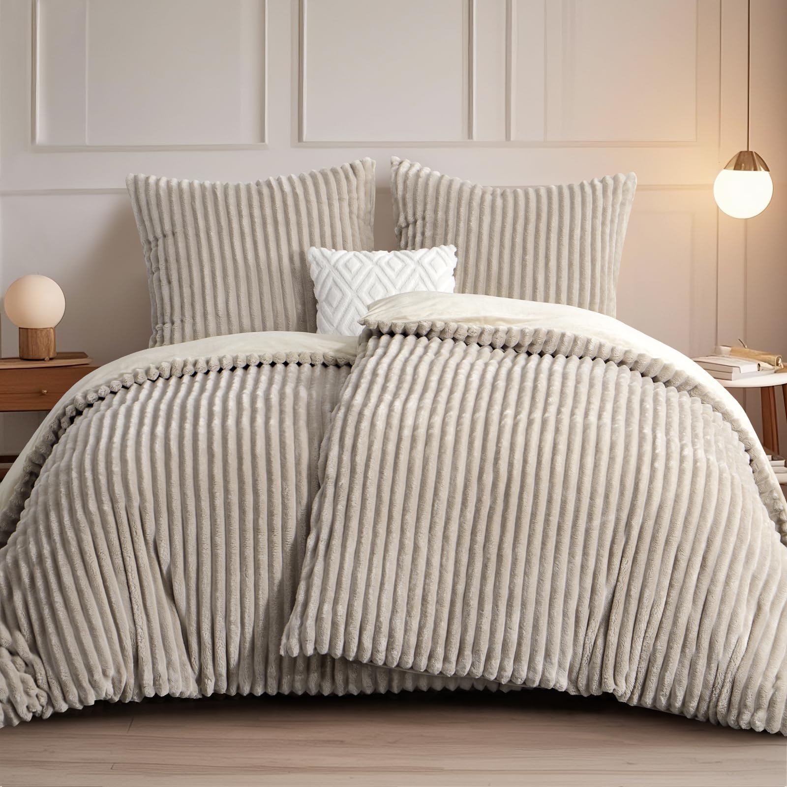 RUIKASI Winter Flanell Bettwäsche 135 x 200 4teilig Beige - Plüsch Warme Flauschig Winterbettwäsche Cord Teddy Fleece Cashmere-Touch Bettbezug mit Reißverschluss und 2 Kissenbezug 80x80cm 135x200 4teillig Beige Angebot bei HelloDeals