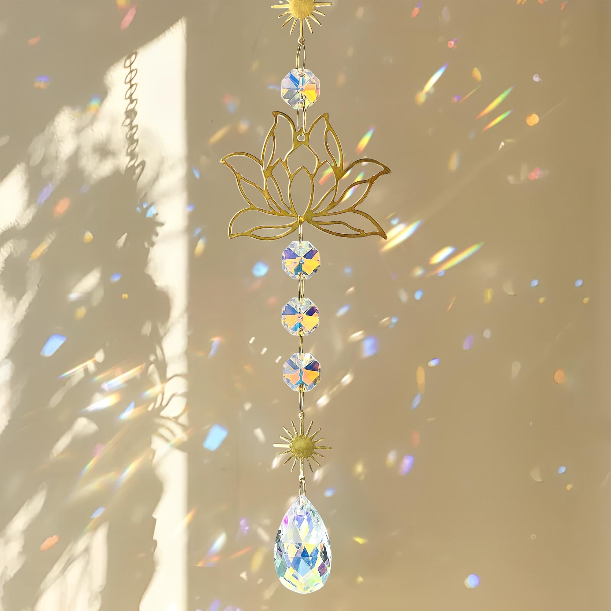 Lotusblüten Sonnenfänger mit Kristallprisma – Sonnenfänger Kristall für Fensterdeko – Eleganter Lotus Sonnenfängers aus Messing für Haus, Büro oder Auto – Glas Windspiel als Lichtfänger & Geschenkidee Angebot bei HelloDeals