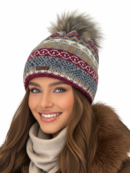 Baesics Wintermütze mit Muster Damen Herren – Gefütterte Bommelmütze mit Kunstfell Pompon, Strickmütze Beanie Stil, Made in EU, One Size, Warm & Elastisch mit Fleecefutter Einheitsgröße Weinrot Angebot bei HelloDeals