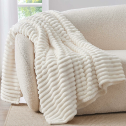 BEDELITE Kuscheldecke Flauschig Decke 150x200 - weiche XL Flanell Decken Elfenbein Weiß für Couch, Deko Streifen Cord Fleecedecke Weiss als Couch Überwurf für Wohnzimmer, Twin Blanket Wide Use Creamweiß 150 x 200 cm Angebot bei HelloDeals