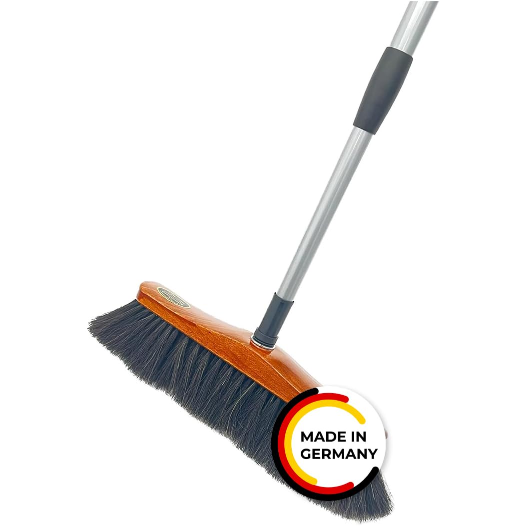 Peggy Perfect Premium Stubenbesen, Zimmerbesen mit Rosshaar Besatz in edlem klassischem Design inklusive Teleskopstiel mit Aufhänge Öse. Gefertigt aus zertifiziertem, hochwertigem Buchenholz Angebot bei HelloDeals