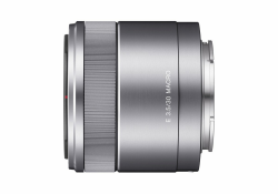 Sony SEL30M35 – 30mm F3.5 Makro-Festbrennweite (APS-C, E-Mount, kompakt & detailstark, ideal für Nahaufnahmen, kompatibel mit Sony ZV-E10, A6400 & A6700, silber) Single Angebot bei HelloDeals