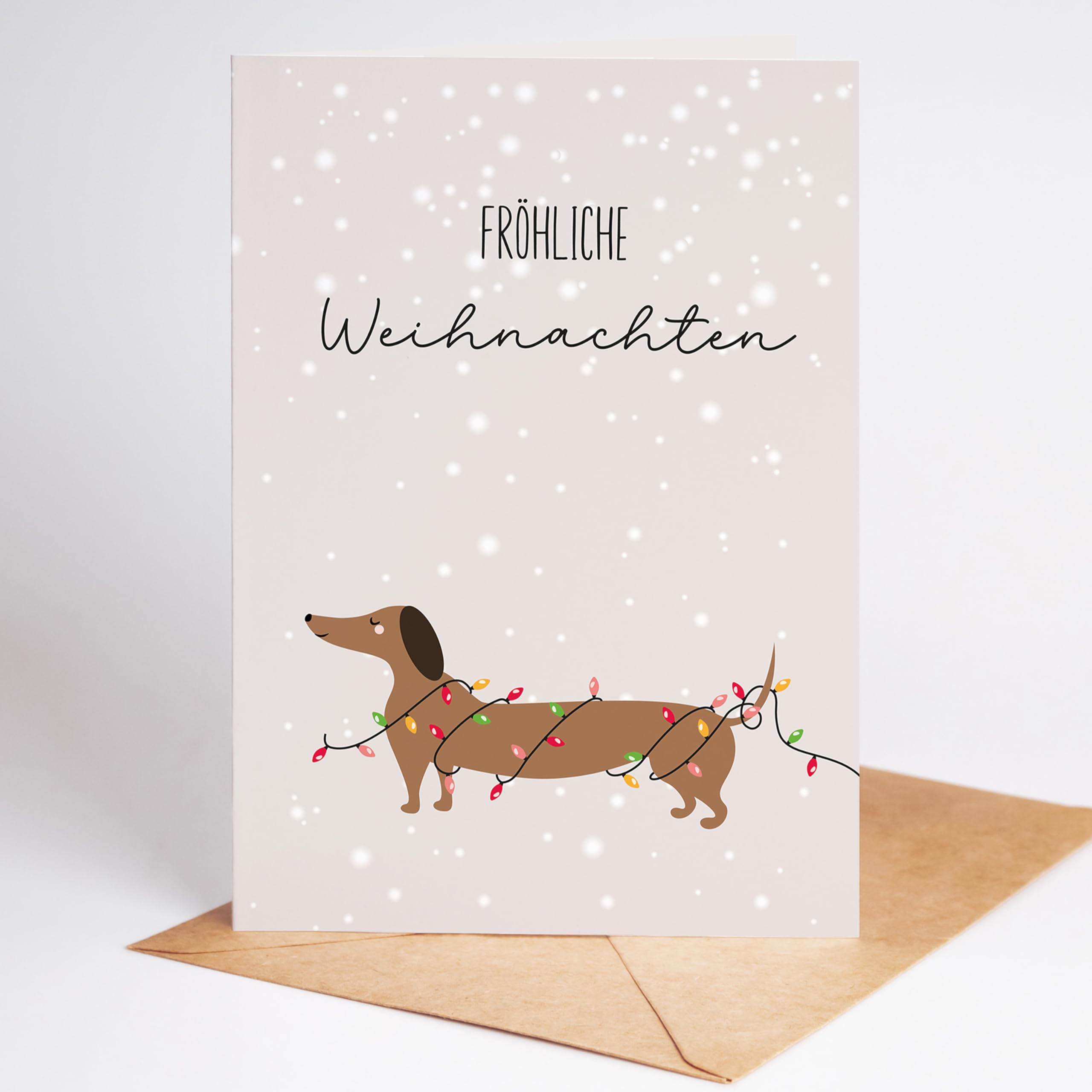 Lovely Cards - Lustige Weihnachtskarte – „Dackel in der Lichterkette“ | Humorvolle Karte zu Weihnachten für Freunde & Familie | Schöne permium Grußkarte | Frohe Weihnachten und schöne Festtage Lichterketten Angebot bei HelloDeals