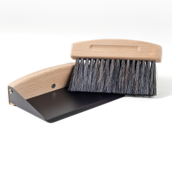 Tischkehrset aus Holz und Metall – Hochwertiger Besen mit Kehrschaufel Set für Arbeitsflächen, mini Handfeger und Schaufel magnetisch, Tischbürste, Tischbesen Angebot bei HelloDeals