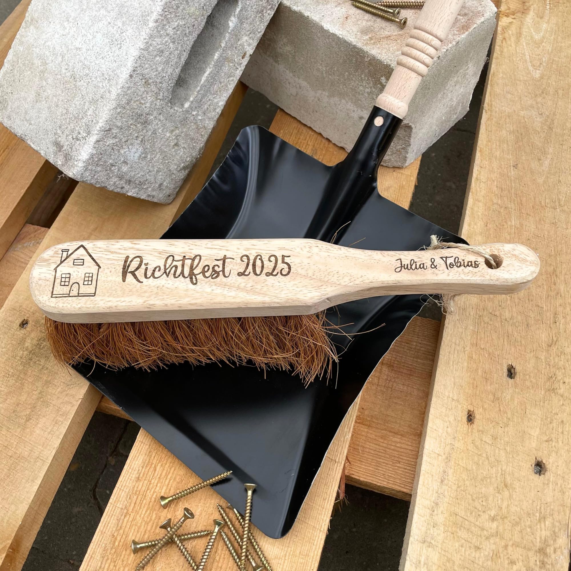 LaBiGra Handfeger und Kehrschaufel personalisiert - Richtfest Geschenk - Mit Haus, Wunschtext, Namen & Datum graviert- Hauseinweihung, Einweihnungsparty Angebot bei HelloDeals
