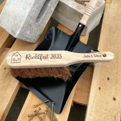 LaBiGra Handfeger und Kehrschaufel personalisiert - Richtfest Geschenk - Mit Haus, Wunschtext, Namen & Datum graviert- Hauseinweihung, Einweihnungsparty Angebot bei HelloDeals