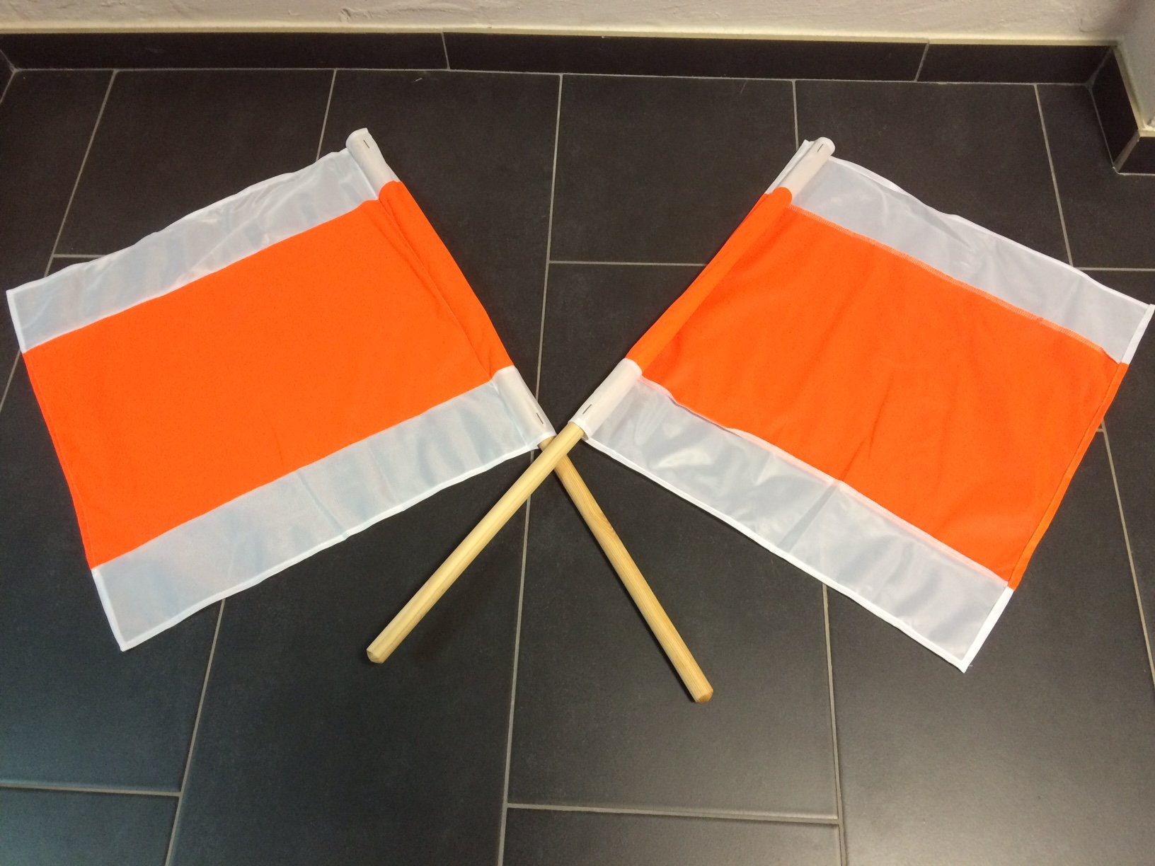 2 STÜCK WARNFAHNE FLAGGE WARNFLAGGE WINTERFAHNE FAHNE ORANGE/WEISS 500x500MM MIT STIEL Angebot bei HelloDeals