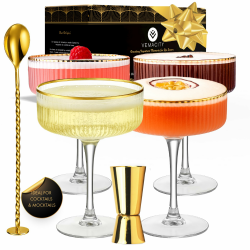 Vemacity Espresso Martini Gläser 4er Set mit Goldrand & Cocktail Zubehör | Gerippte Glas | Handgefertigte Cocktailgläser Set | Champagner Schalen | Martinigläser | Ideal zum Verschenken 4 X Geriffelte Martini Gläser + Gold Zubehör Angebot bei HelloDeals