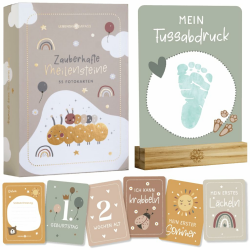 Lebenskompass® Meilensteinkarten Baby - 55 Zauberhafte Monatskarten als Geschenk zur Babyparty mit schöner Geschenkverpackung - inkl. Kartenständer aus Holz Mehrfarbig Angebot bei HelloDeals
