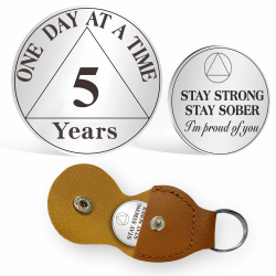 AtSKnSK 5 Jahr Nüchternheit Münze 1–10 Jahre Nüchternheits Münze AA Chip Medaillon für Damen Männer Genesungs Geschenk für Anonyme Alkoholiker Geschenke mit Schlüsselanhänger aus PU Leder (5 Jahre) Angebot bei HelloDeals