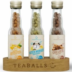 TEABALLS BIO – 3ER SET FEEL GOOD – Ingwer Kurkuma Orange, Guten Morgen Tee, Chai Latte – ca. 120 Tassen – Bio-Tee ohne Beutel, nur mit heißem Wasser, zuckerfrei – Geschenk für Wohlbefinden Feel Good 3er Set (120 Tassen) – Mit Holzständer Angebot bei HelloDeals