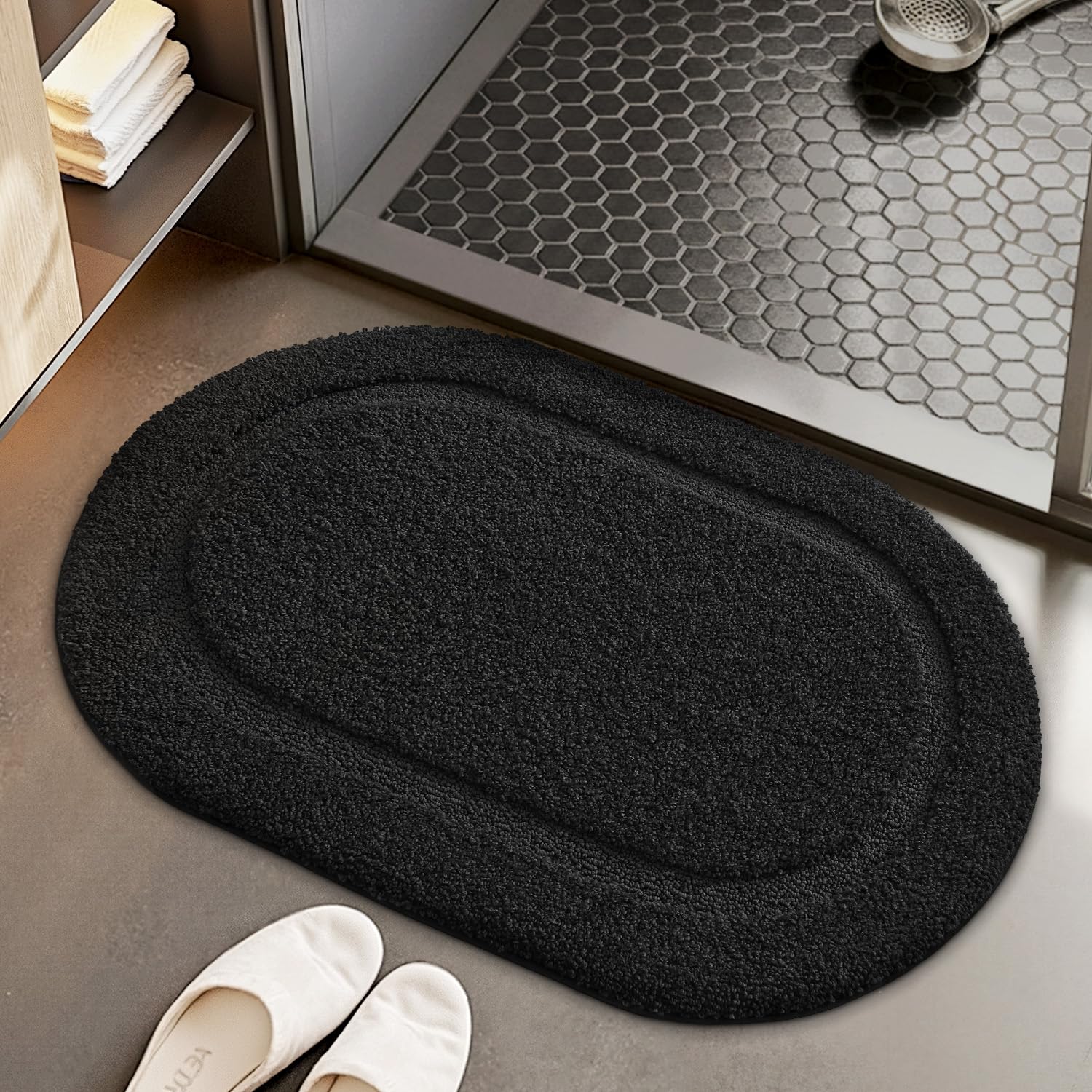 COLOR&GEOMETRY Schwarz Badteppich rutschfest Waschbar 61x110 cm, Weich Badezimmerteppich Super Saugfähig Badematte rutschfest waschbar Badvorleger für Dusche, Badezimmer, Badewanne, Eitelkeit Schwarz 61 x 110 cm (Oval) Angebot bei HelloDeals